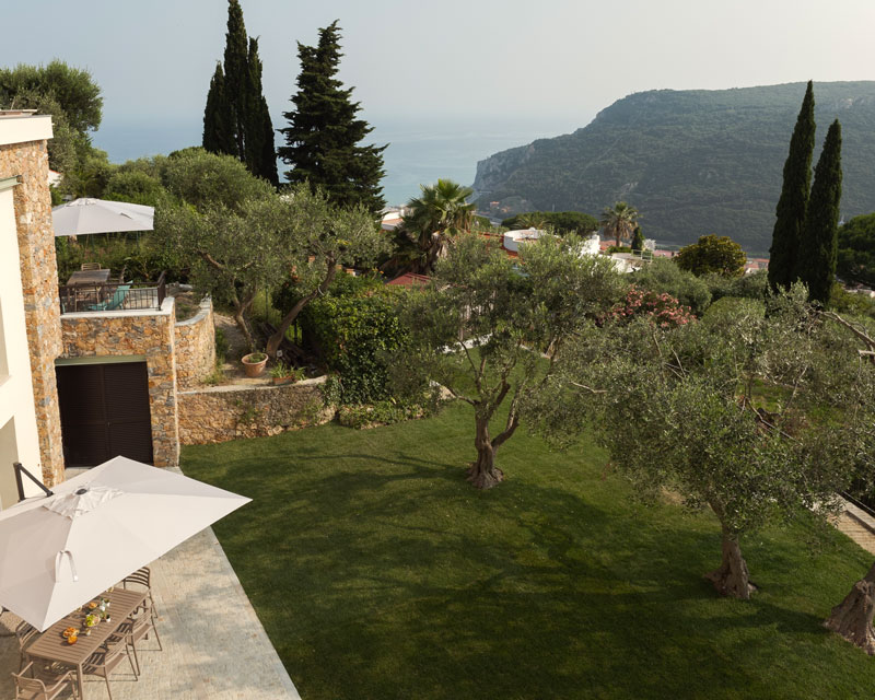 Gli Ulivi apartment at Villa Serena - garden